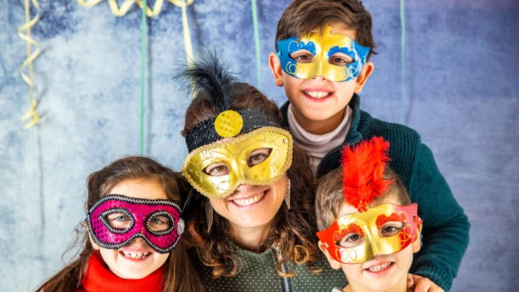 ninos haciendo mascaras de papel coloridas