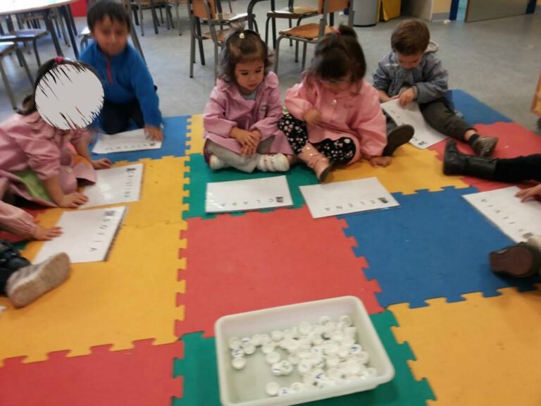 ninos jugando con letras y nombres