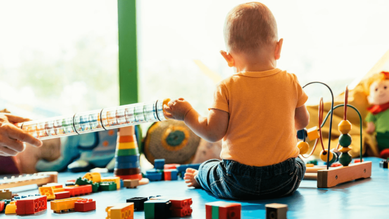 Qué se entiende por interés superior del niño en la legislación 5 ninos jugando en un entorno seguro