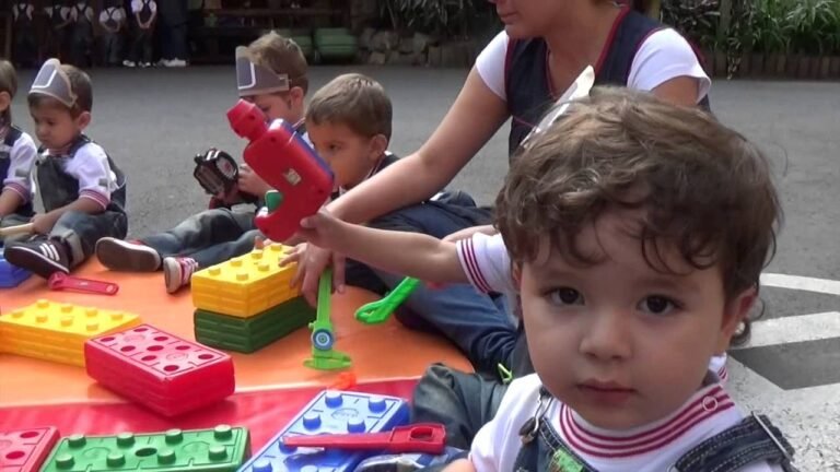 ninos jugando en un jardin infantil 2