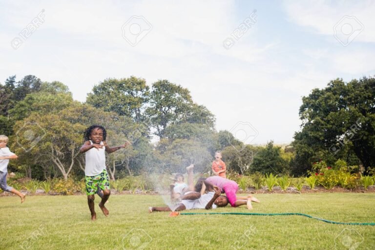 Por qué se celebra el Día del Niño y cuál es su importancia 12 ninos jugando en un parque soleado
