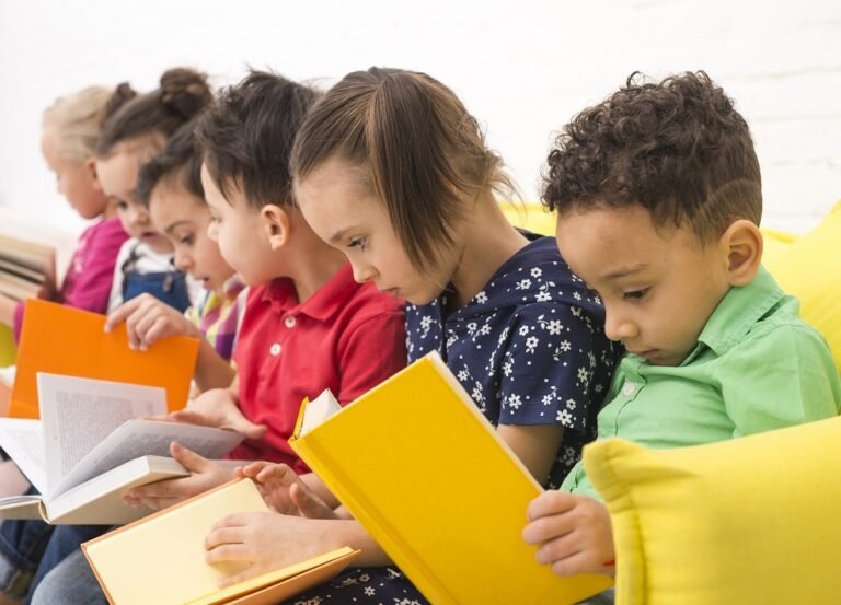 Cómo crear un itinerario lector efectivo para nivel inicial 8 ninos leyendo en un ambiente acogedor