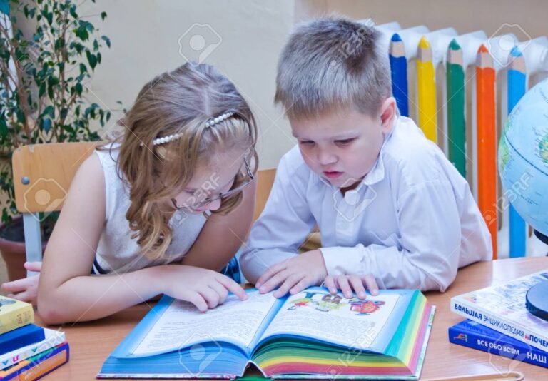 Cómo ayudar a los niños de primer grado a aprender a leer 9 ninos leyendo juntos en un aula