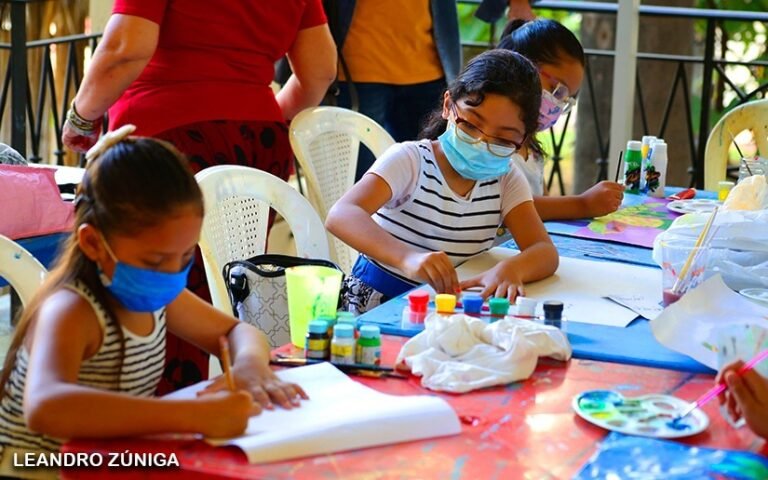ninos pintando en un taller de arte