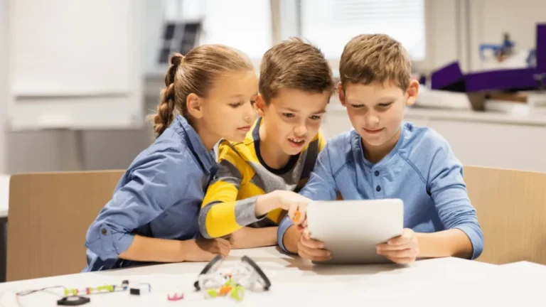 ninos trabajando en proyecto tecnologico colaborativo
