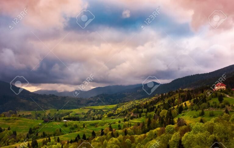 Qué condiciones se esperan para la lluvia en La Paz, Entre Ríos 11 nubes oscuras sobre un paisaje rural