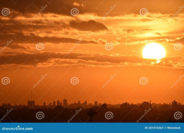 nubes y sol sobre la ciudad de buenos aires