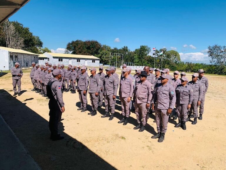 Cuáles son los requisitos para ingresar a la Policía de la Ciudad 27 oficiales de policia en formacion en grupo