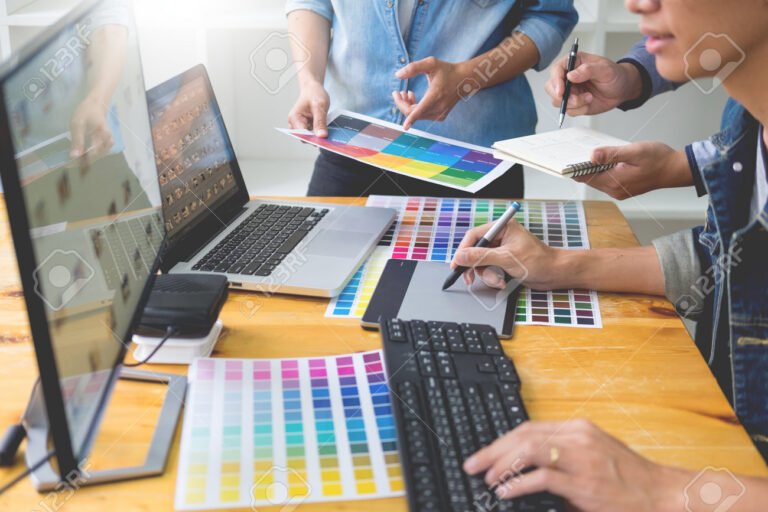 oficina creativa con disenadores trabajando