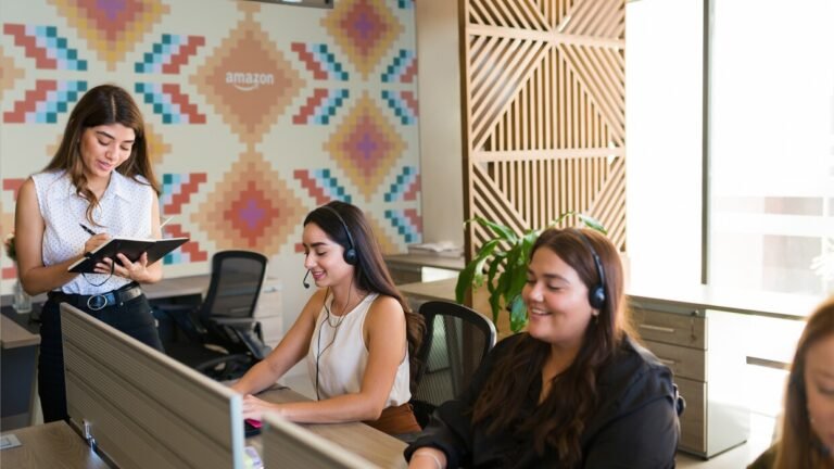 oficina de atencion al cliente con personas