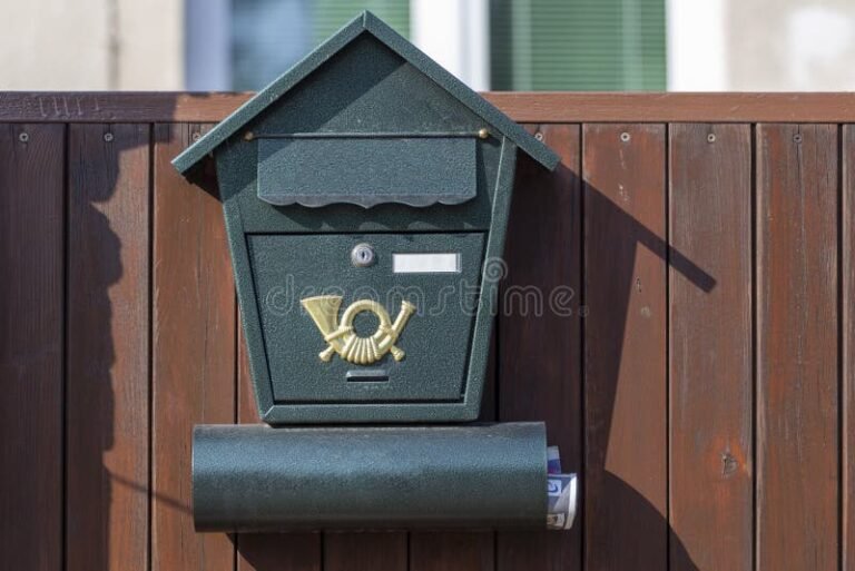 oficina de correo con cartas en espera