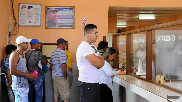 oficina de registro civil con personas esperando