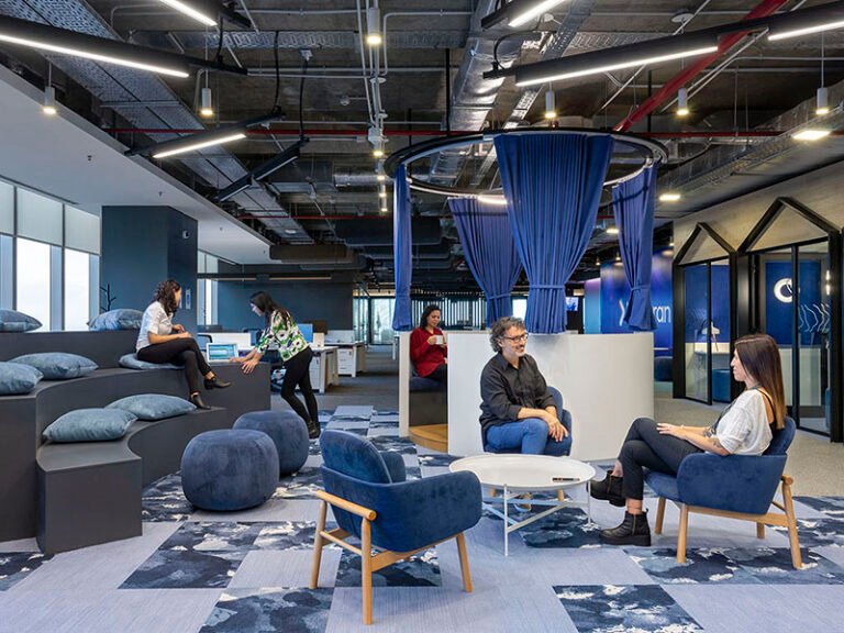 oficina moderna de un banco con empleados