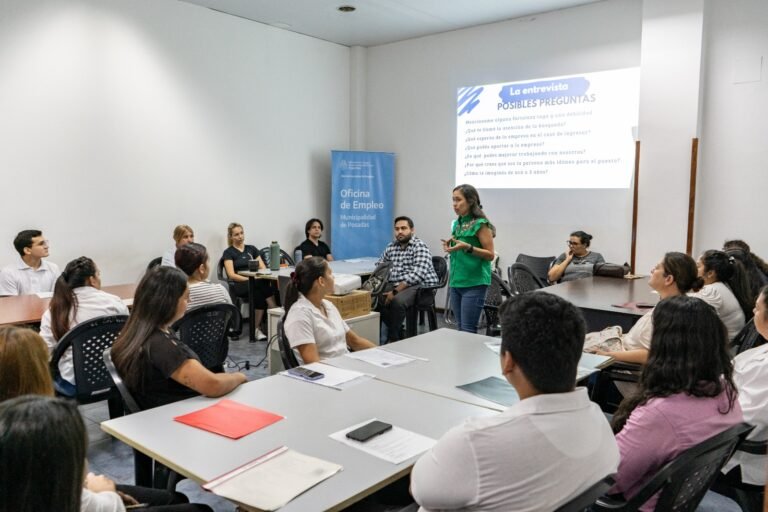 Cómo enviar tu currículum vitae a la municipalidad de Córdoba 23 oficina municipal con personas trabajando