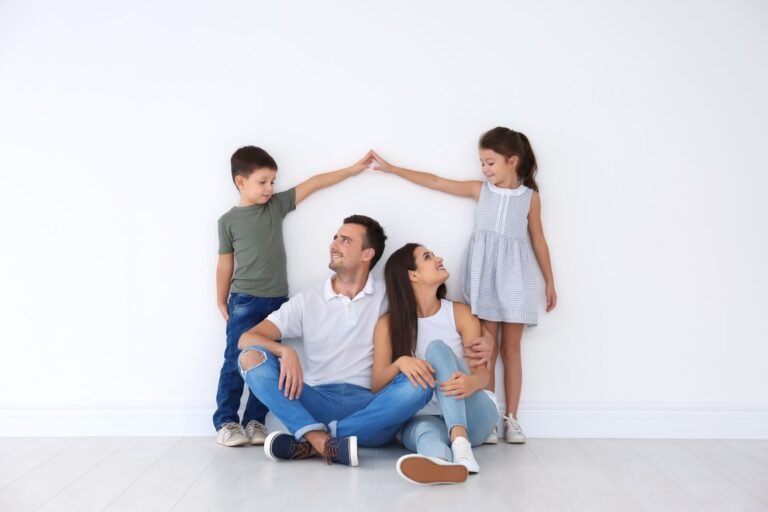 Dónde encontrar jurisprudencia sobre alimentos para hijos mayores de edad 26 padres e hijos conversando en un entorno legal