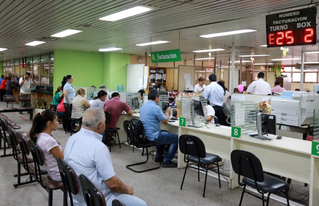 pago de impuestos en una oficina municipal