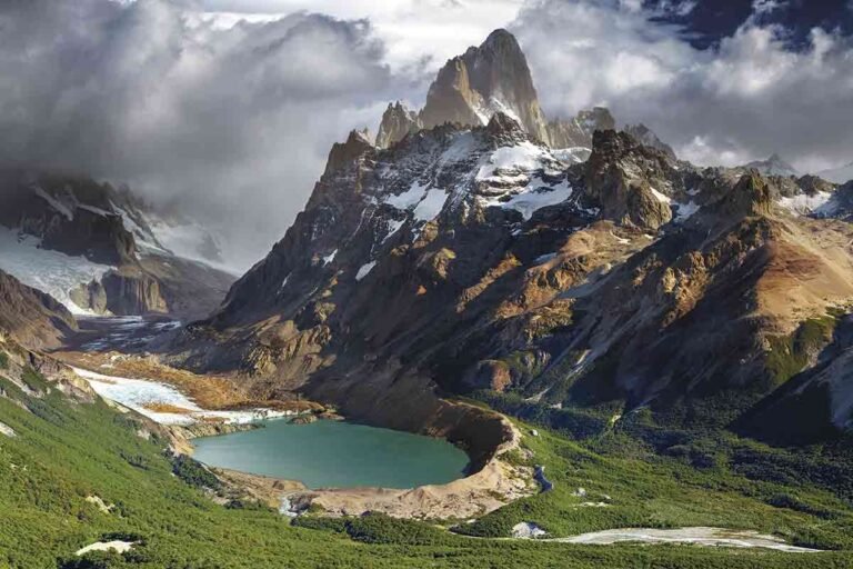 paisaje argentino con montanas y naturaleza