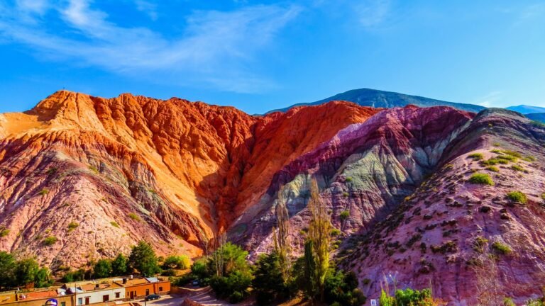 Qué lugares turísticos no te podés perder en San Salvador de Jujuy 11 paisaje colorido de montanas en jujuy