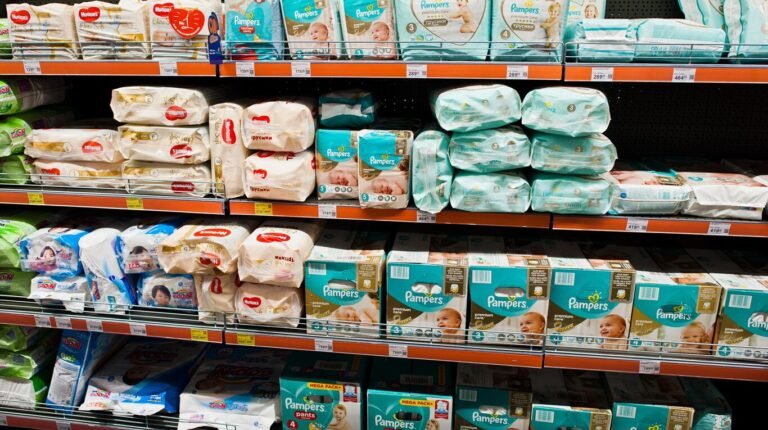 paquete de panales pampers en supermercado