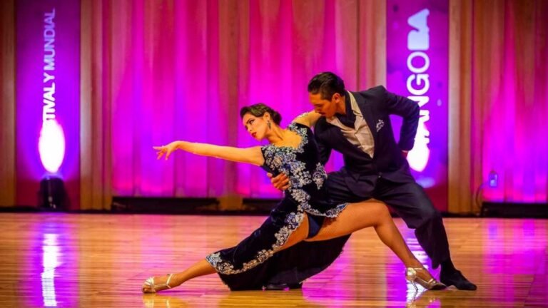Cuáles son los grandes valores del tango en el teatro argentino 29 pareja bailando tango en un escenario