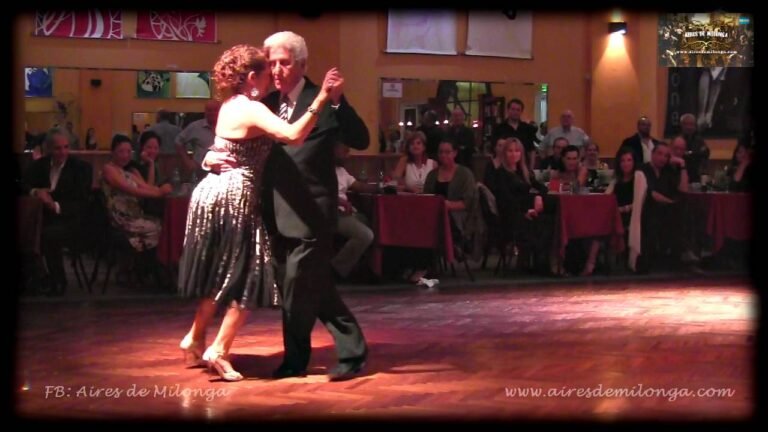 Qué son las clases de tango de Mora Godoy y cómo inscribirse 24 pareja bailando tango en un salon 1