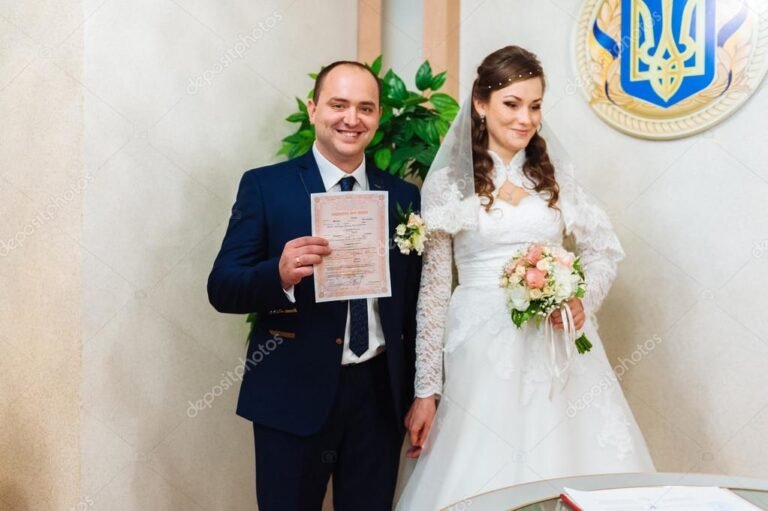 pareja feliz mostrando documentos de matrimonio