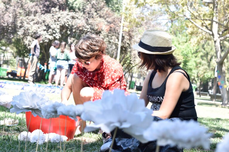 parque o plaza con pareja homosexual