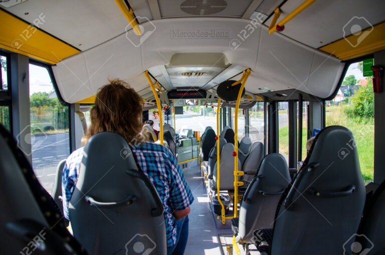 pasajeros abordando un autobus moderno