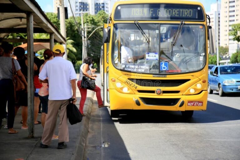 Cómo tomar un colectivo que te lleve al aeropuerto en Buenos Aires 24 pasajeros esperando en la parada de colectivo