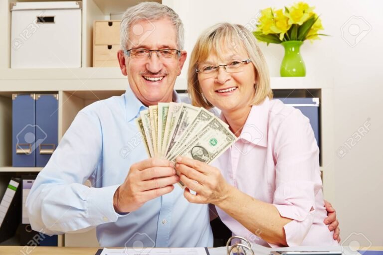 pensionado contando billetes de dolares