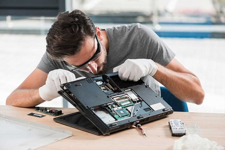 persona aprendiendo a reparar una computadora