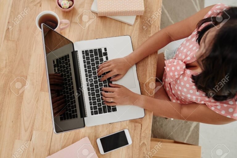 persona buscando informacion en una computadora 2