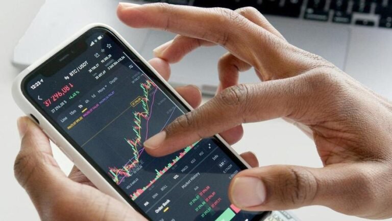 persona consultando en un dispositivo movil