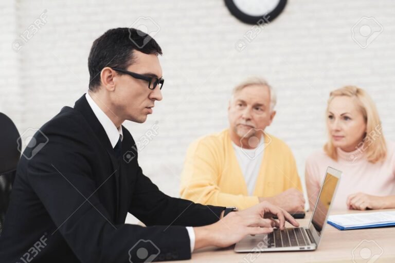 Qué hacer si tengo un pedido de captura por DNI en Argentina 2 persona consultando un abogado en oficina