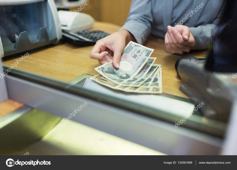 Cómo Puedo Cambiar Cheques por Efectivo de Manera Segura 2 persona contando dinero en un banco