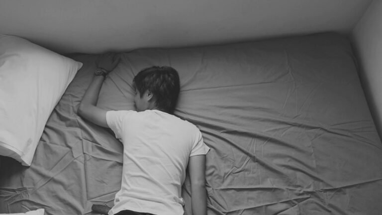 Por qué hay personas que dicen "yo no duermo la siesta" 9 persona despierta en una cama desordenada