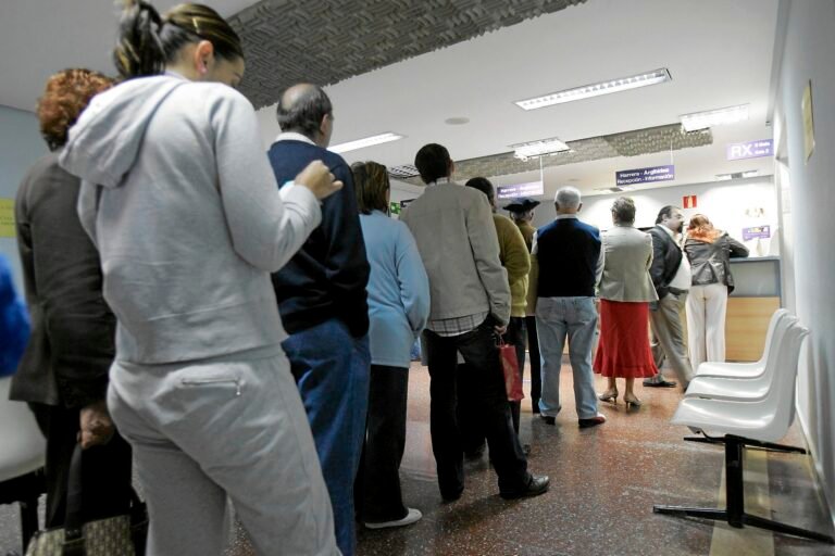 Cómo sacar un turno en los tribunales de familia en Argentina 9 persona en una oficina publica esperando turno