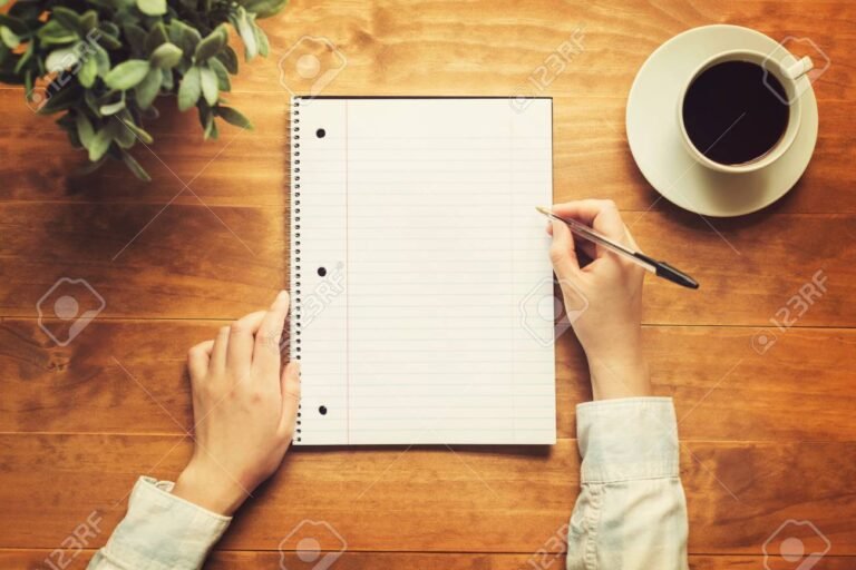 Cómo redactar una solicitud de licencia sin goce de sueldo Ejemplo práctico 5 persona escribiendo en un escritorio