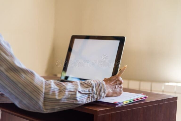 Cómo redactar una nota formal para solicitar algo de manera efectiva 27 persona escribiendo en un escritorio elegante