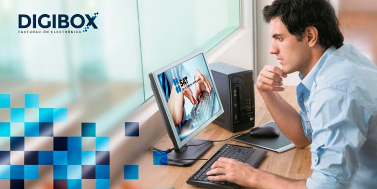 persona escribiendo en una factura en casa