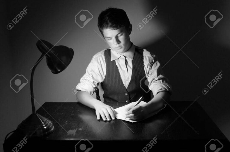 Cómo redactar una nota de descargo por multa eficazmente 20 persona escribiendo una carta en su escritorio