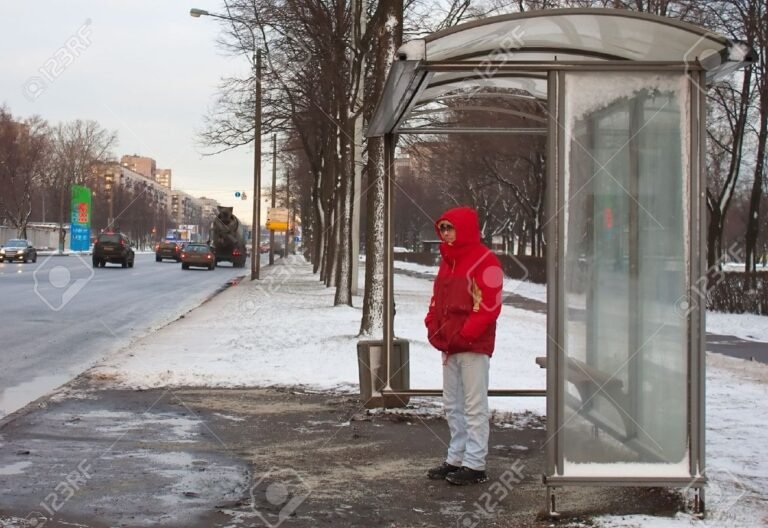 persona esperando el autobus en la parada