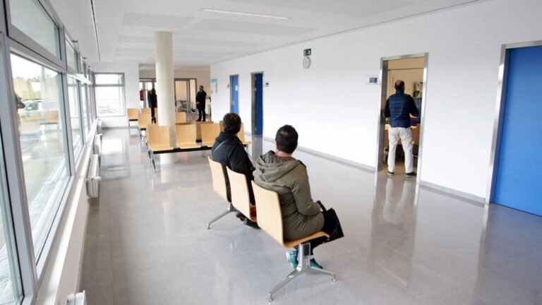 persona esperando en una oficina publica 1