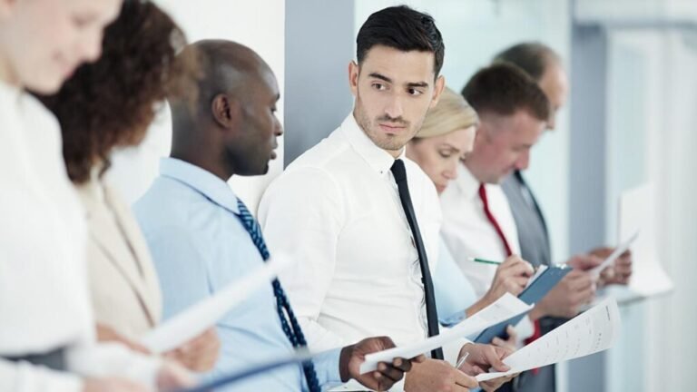 persona esperando en una oficina publica