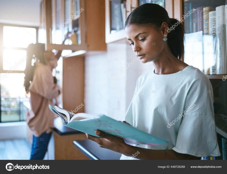 Cómo puedo progresar en el aprendizaje de lenguas extranjeras 9 persona estudiando con libros y diccionarios