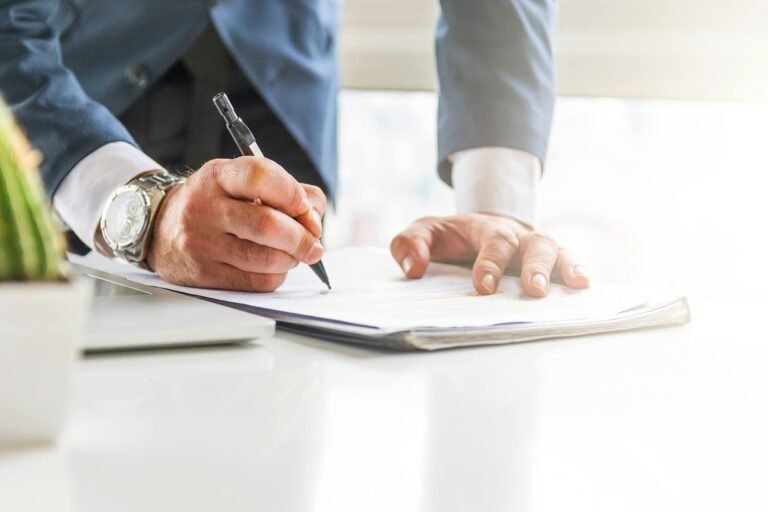 persona firmando un contrato de autorizacion