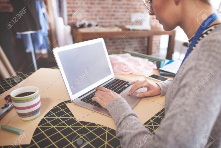 Cómo puedo saber quién registró un dominio en Internet 10 persona investigando en una computadora portatil