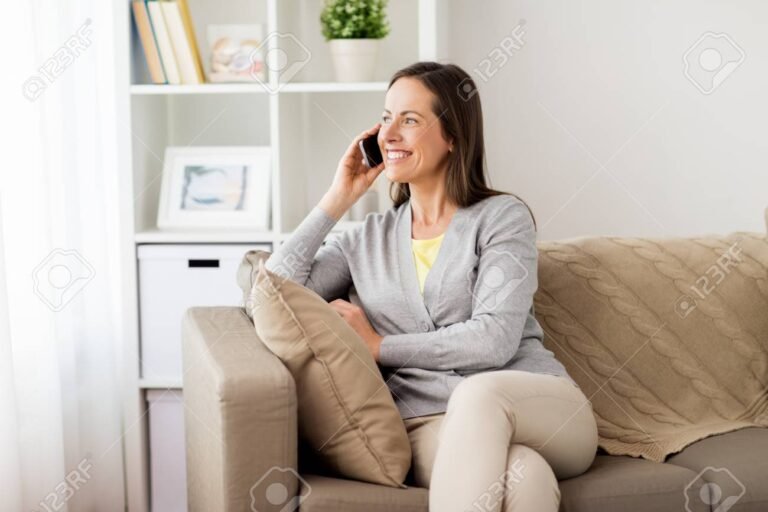 Cómo realizar reclamos a EPE por cortes de luz en tu zona 7 persona llamando por telefono en casa