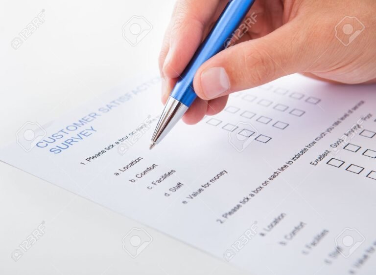 persona llenando un formulario de solicitud