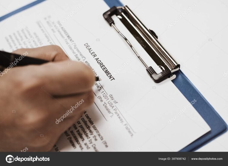 Cómo hacer una declaración jurada para presentar en la escuela 26 persona llenando un formulario legal